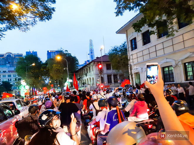 Chùm ảnh smartphone: Người dân Sài Thành rộn rã ăn mừng chiến thắng của U23 Việt Nam - Ảnh 1.