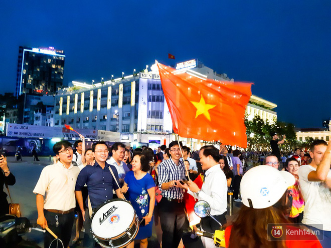 Chùm ảnh smartphone: Người dân Sài Thành rộn rã ăn mừng chiến thắng của U23 Việt Nam - Ảnh 7.