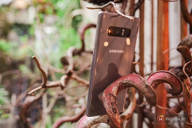 Trên tay Galaxy Note 8 Tím khói mộng mơ: Đẹp không tì vết, đổi màu theo ánh sáng - Ảnh 5.