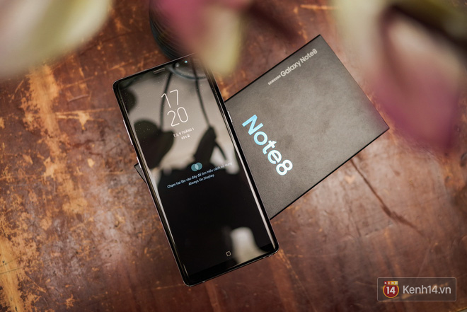 Trên tay Galaxy Note 8 Tím khói mộng mơ: Đẹp không tì vết, đổi màu theo ánh sáng - Ảnh 1.