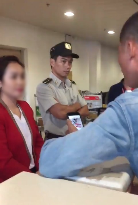 Clip nam hành khách quát mắng ở sân bay vì cho rằng bị bắt xếp hàng nên check-in muộn: Hãng Vietjet lên tiếng - Ảnh 3.