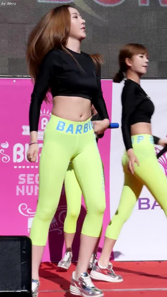 Mặc quần xuyên thấu lộ nội y để nhún nhảy, nhóm nữ này khiến netizen Hàn há hốc mồm miệng - Ảnh 2.