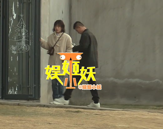 Ảnh hậu gia thế khủng được bạn trai nghèo ôm hôn đắm đuối, đập tan tin đồn chia tay vì cách biệt đẳng cấp - Ảnh 5. Ảnh hậu gia thế khủng được bạn trai nghèo ôm hôn đắm đuối, đập tan tin đồn chia tay vì cách biệt đẳng cấp - Ảnh 5.