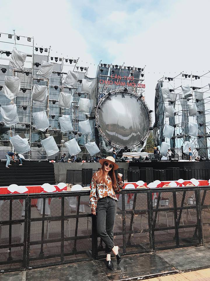Giao điểm 2017-2018: Sao Việt ăn mặc đơn giản thoải mái, các hot girl thì vẫn lên đồ chất lừ! - Ảnh 10. Giao điểm 2017-2018: Sao Việt ăn mặc đơn giản thoải mái, các hot girl thì vẫn lên đồ chất lừ! - Ảnh 10.