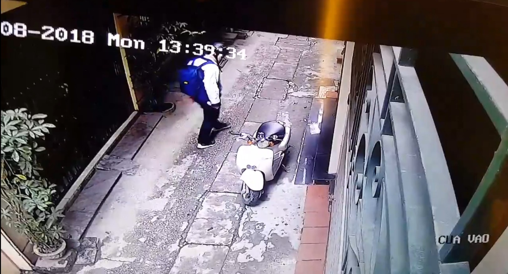 Nh&oacute;m trộm dễ d&agrave;ng cắt kh&oacute;a chữ U chỉ trong v&agrave;i gi&acirc;y, người d&acirc;n lo lắng những ng&agrave;y cận kề Th&aacute;ng Củ mật - Ảnh 3.