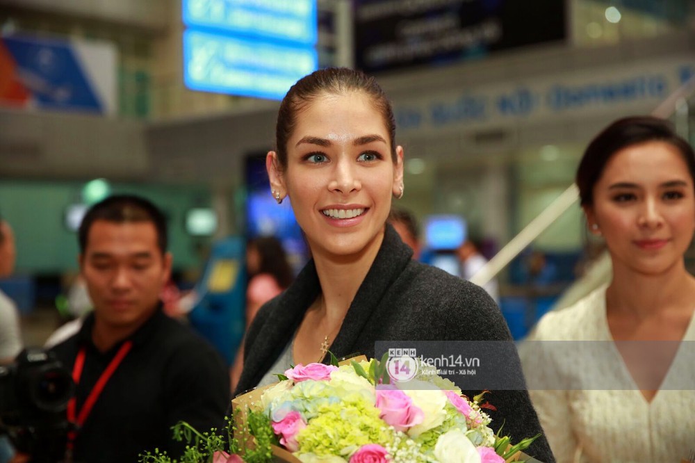 Cận cảnh nhan sắc của mỹ nhân đẹp nhất hành tinh năm 2008 trong chuyến ghé thăm Việt Nam chấm thi Hoa hậu Hoàn vũ - Ảnh 4.