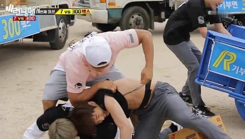 Hiếm lắm mới được chiêm ngưỡng Lee Kwang Soo vô tình lộ cơ bụng và ngực sexy như tượng tạc - Ảnh 3.