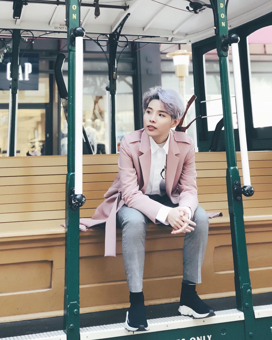 Diện đồ menswear nhưng lại thích tô son đỏ hồng, gu của Vũ Cát Tường kể cũng lạ - Ảnh 3. Diện đồ menswear nhưng lại thích tô son đỏ hồng, gu của Vũ Cát Tường kể cũng lạ - Ảnh 3.