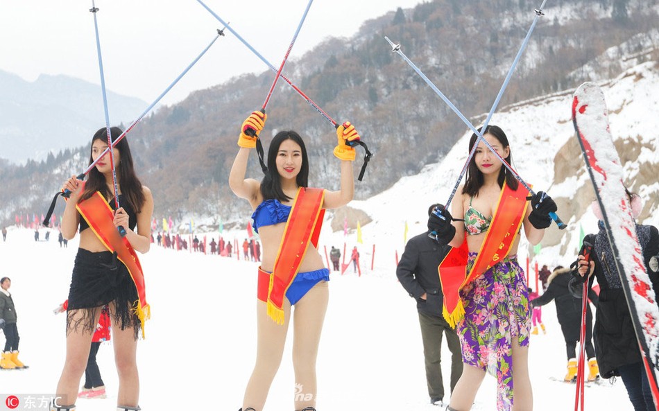 Sự kiện phản cảm tại Trung Quốc: Người mẫu trình diễn bikini trong thời tiết âm độ và băng tuyết - Ảnh 4. Sự kiện phản cảm tại Trung Quốc: Người mẫu trình diễn bikini trong thời tiết âm độ và băng tuyết - Ảnh 4.