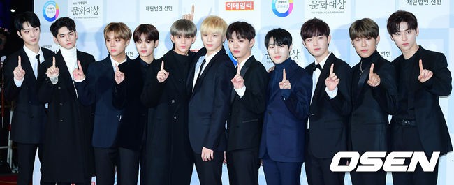 Minh Hằng tự tin diện áo dài, mỹ nhân U30 chiếm hết spotlight vì đẹp như nữ thần bên Wanna One trên thảm đỏ sự kiện tại Hàn - Ảnh 24.