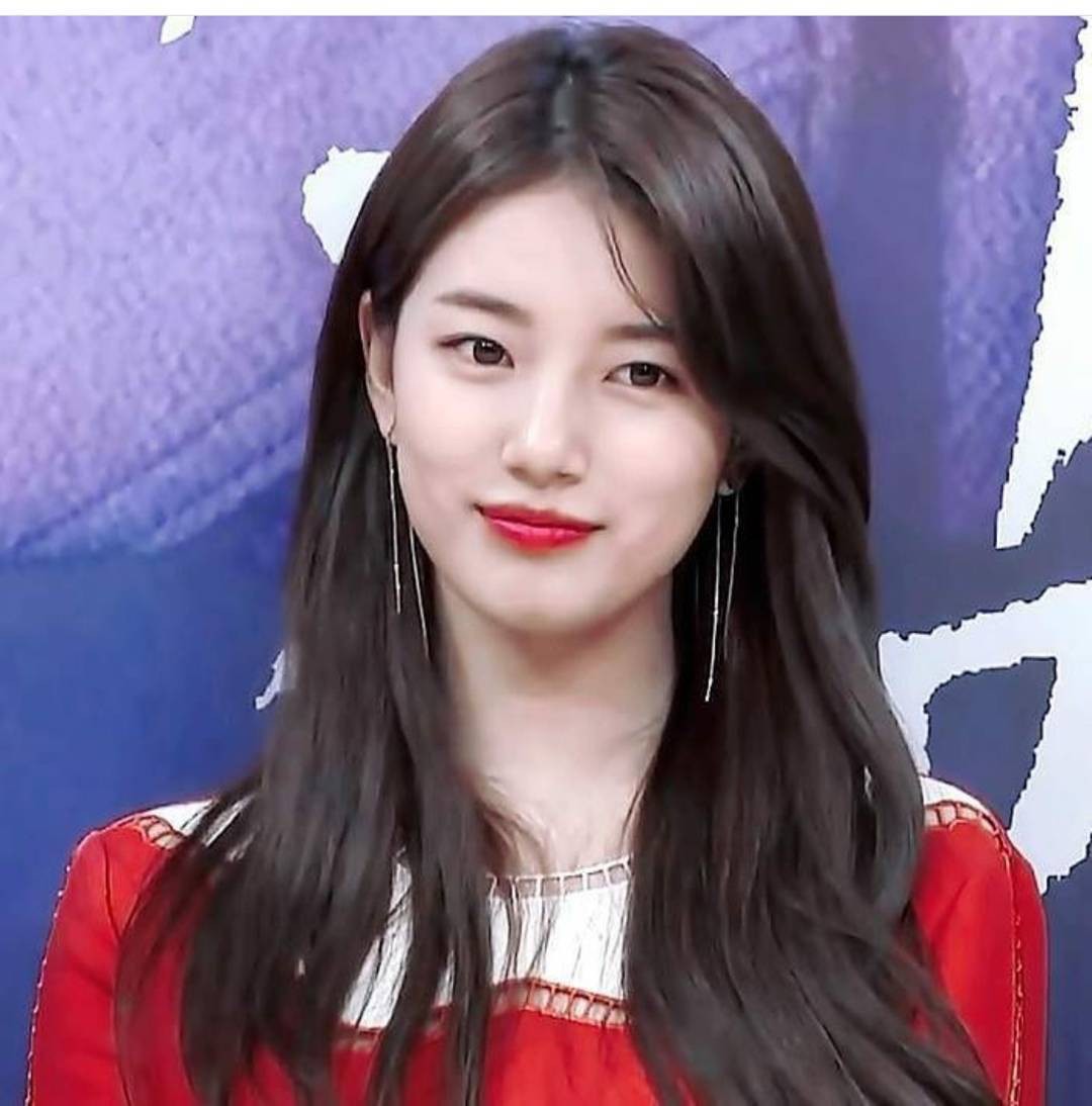 Kiểu tóc idol Hàn Quốc: Được truyền cảm hứng từ các idol Hàn Quốc, kiểu tóc này sẽ giúp bạn có một vẻ ngoài thật xuất sắc và ấn tượng. Với sự độc đáo và phóng khoáng, các tóc được cắt tỉa và định hình sẽ khiến bạn trở thành một ngôi sao trong mắt mọi người.