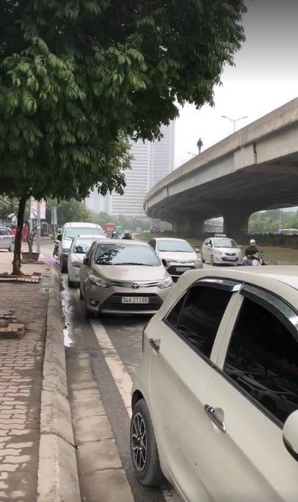 Hà Nội: Nam thanh niên đi bộ hóng gió trên lan can đường vành đai 3 trên cao khiến nhiều người lo lắng - Ảnh 2.