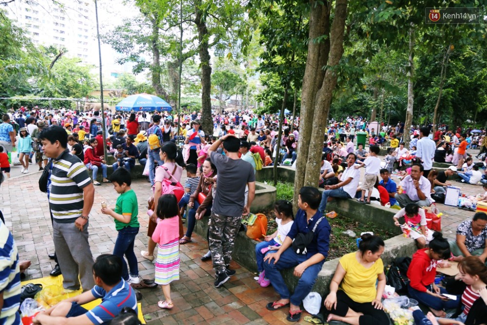 Khu vui chơi ở Sài Gòn nghẹt thở ngày đầu năm mới 2019, người dân chen nhau để có chỗ nghỉ ngơi - Ảnh 14.