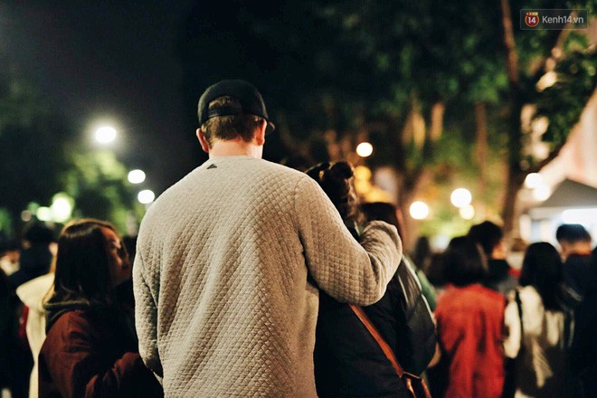 Giao thừa Hà Nội ấm hơn bởi những vòng tay và cái hôn! - Ảnh 11.