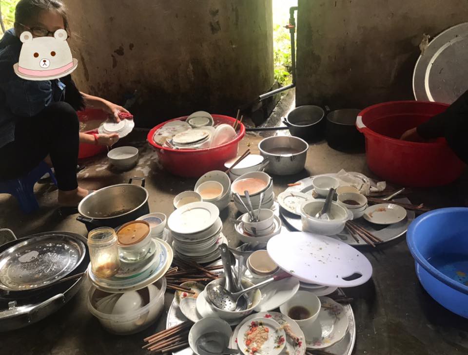 Về ra mắt gia đình bạn trai đúng dịp Tết Dương lịch, cô gái nhận nguyên combo chén đĩa chất chồng - Ảnh 2. Về ra mắt gia đình bạn trai đúng dịp Tết Dương lịch, cô gái nhận nguyên combo chén đĩa chất chồng - Ảnh 2.