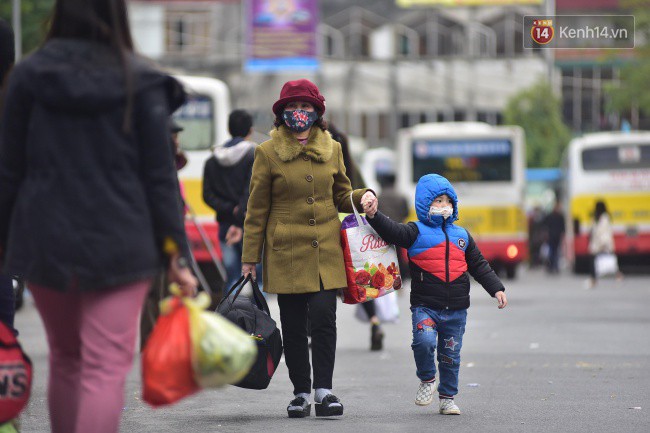 Người dân khăn áo kín mít, tay xách nách mang trở lại Thủ đô sau kỳ nghỉ Tết Dương lịch kéo dài 4 ngày - Ảnh 8.