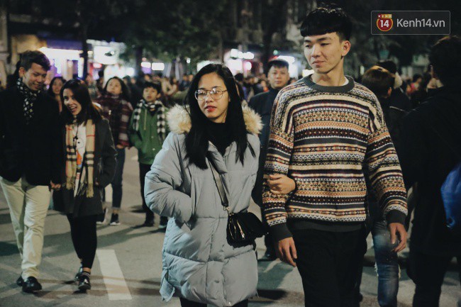 Giao thừa Hà Nội ấm hơn bởi những vòng tay và cái hôn! - Ảnh 8.