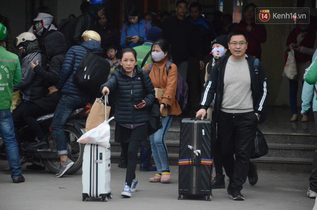 Người dân khăn áo kín mít, tay xách nách mang trở lại Thủ đô sau kỳ nghỉ Tết Dương lịch kéo dài 4 ngày - Ảnh 11.
