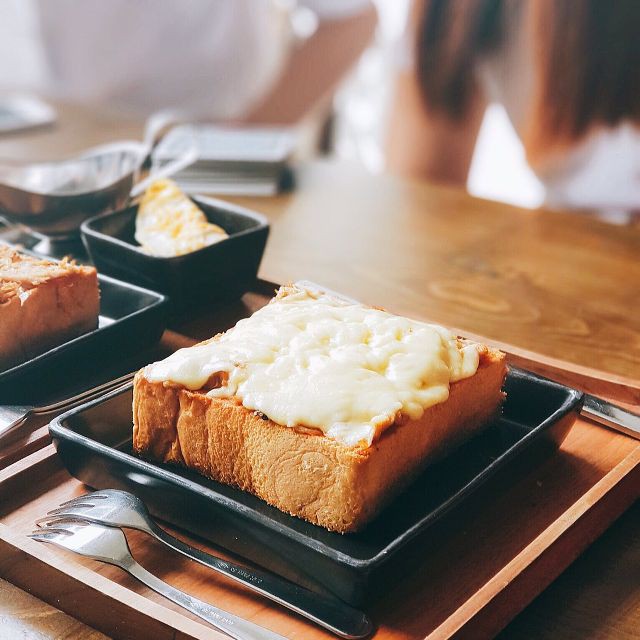 Nếu đang lên cơn thèm toast thì không thể bỏ qua những địa điểm này ở Sài Gòn - Ảnh 2.