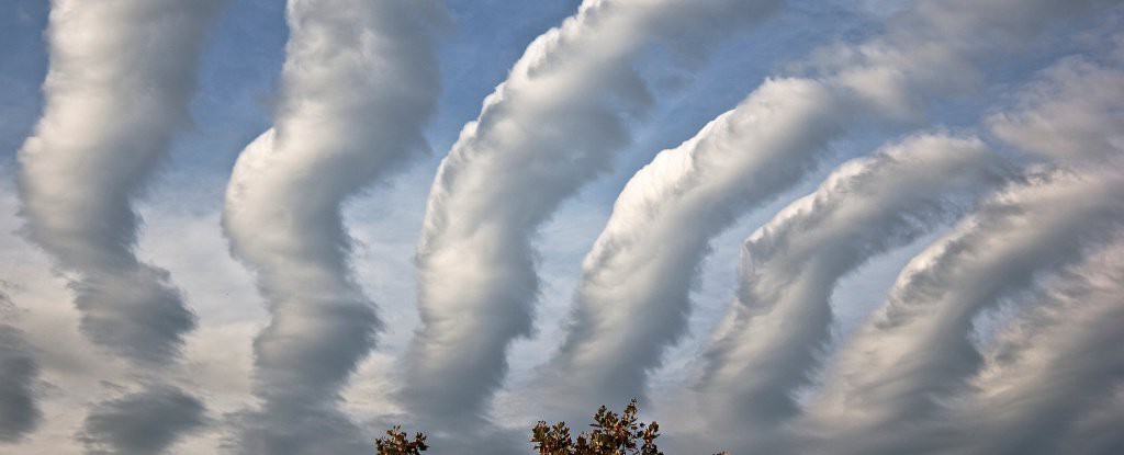 Không chỉ có quái vật khổng lồ, bầu trời của nước Úc cũng vô cùng kỳ lạ với loại mây siêu hiếm này - Ảnh 2.
