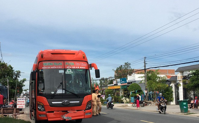 Hành khách thót tim sau cú tông liên hoàn giữa xe Phương Trang với hai ôtô khác - Ảnh 1.