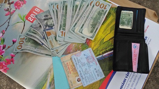 Một h&agrave;nh kh&aacute;ch bỏ qu&ecirc;n 3.000 USD tr&ecirc;n t&agrave;u hỏa ng&agrave;y cuối năm - Ảnh 1.