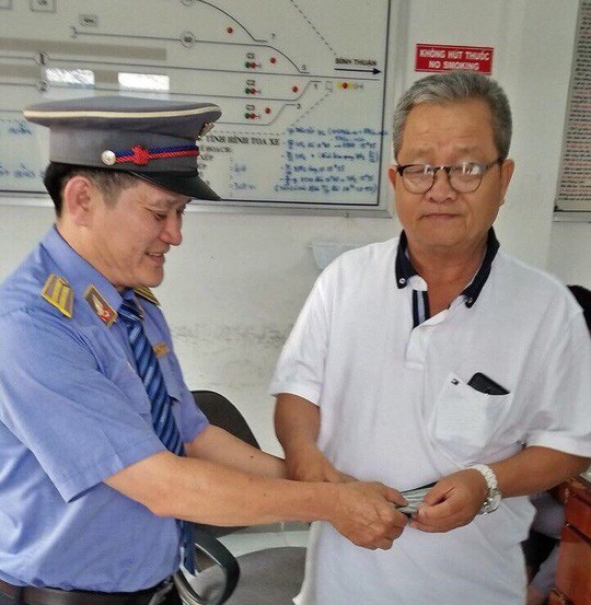 Một h&agrave;nh kh&aacute;ch bỏ qu&ecirc;n 3.000 USD tr&ecirc;n t&agrave;u hỏa ng&agrave;y cuối năm - Ảnh 2.