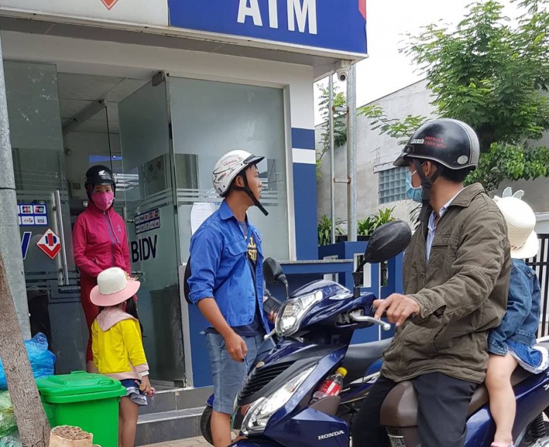 Nghỉ Tết, nhiều người méo mặt vì... không rút được tiền từ ATM - Ảnh 2.