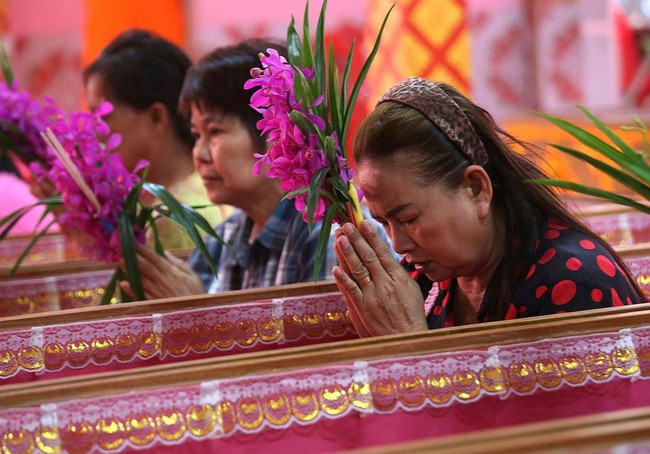 Cách đón năm mới của người Thái Lan: Nằm trong quan tài giả chết để gột bỏ xui xẻo và cầu nguyện sự tốt đẹp - Ảnh 1.