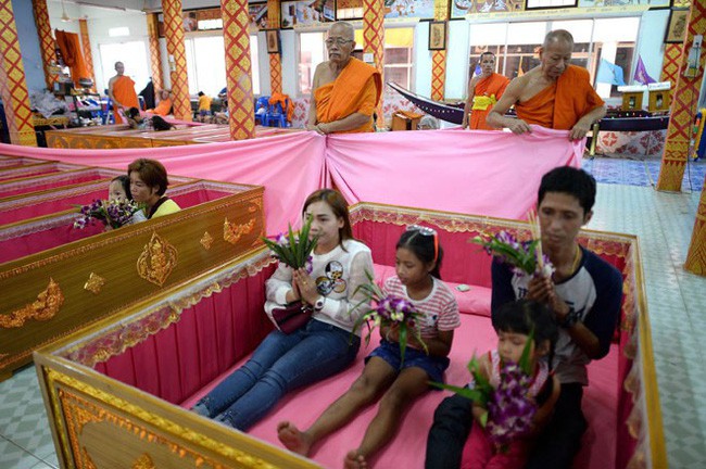 Cách đón năm mới của người Thái Lan: Nằm trong quan tài giả chết để gột bỏ xui xẻo và cầu nguyện sự tốt đẹp - Ảnh 2.