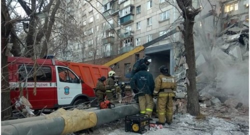 Cứu hộ trắng đêm vẫn chưa tìm được 37 người bị vùi lấp trong vụ sập nhà tại Nga - Ảnh 1.