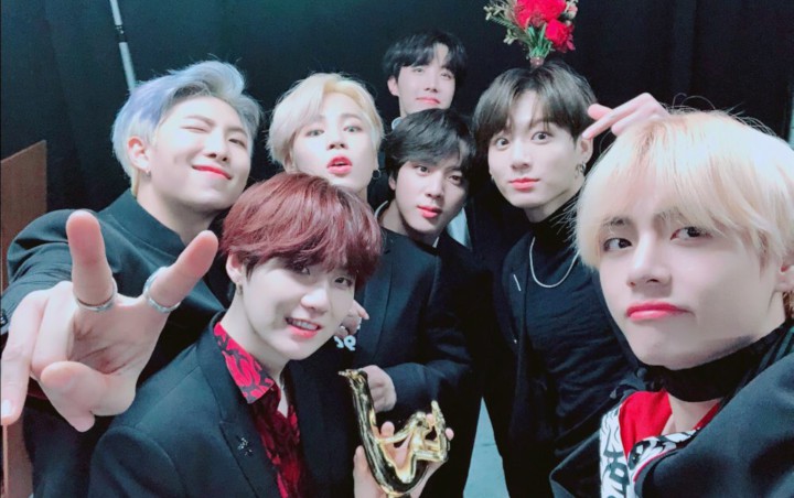 Cười bò với chàng vũ công phụ họa của BTS: Hồn nhiên quẩy nhạc Chungha giữa màn trình diễn IDOL! - Ảnh 1. Cười bò với chàng vũ công phụ họa của BTS: Hồn nhiên quẩy nhạc Chungha giữa màn trình diễn IDOL! - Ảnh 1.