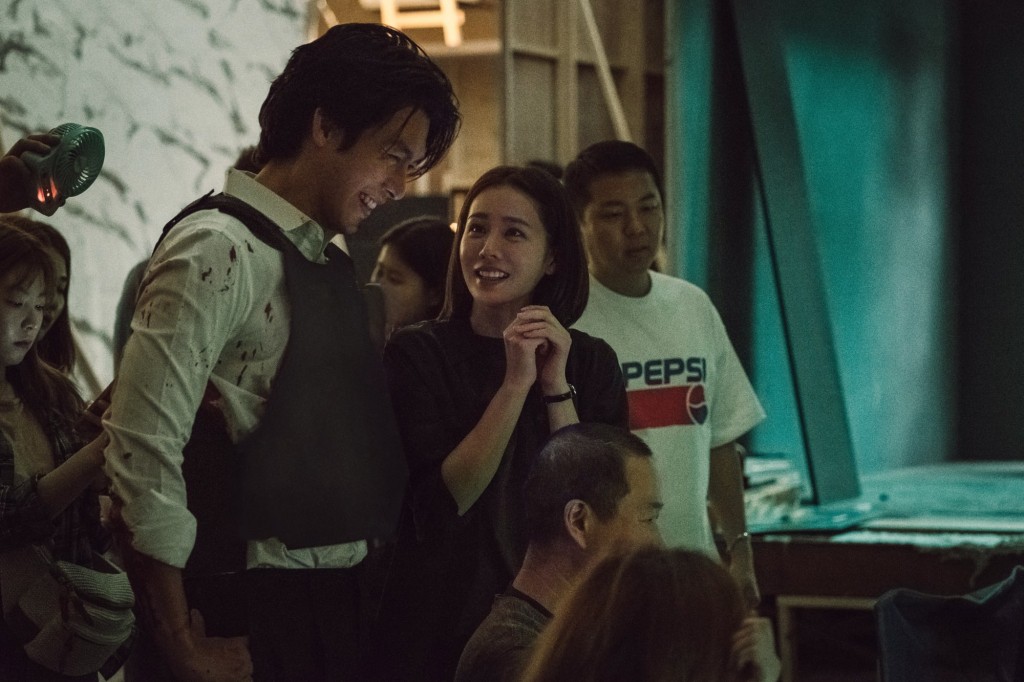 Nhìn Son Ye Jin và Hyun Bin tình tứ, có thái độ đáng ngờ như thế này bảo sao ai cũng thi nhau đẩy thuyền - Ảnh 11. Nhìn Son Ye Jin và Hyun Bin tình tứ, có thái độ đáng ngờ như thế này bảo sao ai cũng thi nhau đẩy thuyền - Ảnh 11.