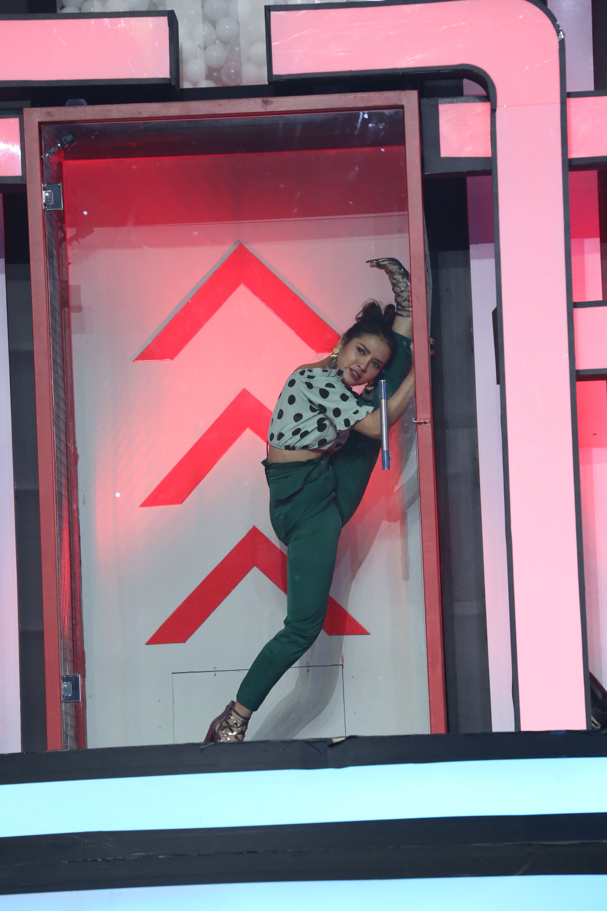 Phương Trinh Jolie xoạc chân, ép dẻo tưng bừng khi đi chơi gameshow - Ảnh 6. Phương Trinh Jolie xoạc chân, ép dẻo tưng bừng khi đi chơi gameshow - Ảnh 6.