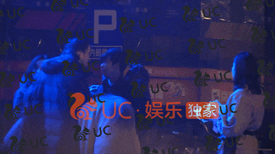 Nóng trên mạng xã hội xứ Trung: Hai sao nam say rượu, công khai hôn đồng tính đầy đắm đuối trên phố - Ảnh 1.