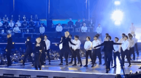Cười bò với chàng vũ công phụ họa của BTS: Hồn nhiên quẩy nhạc Chungha giữa màn trình diễn IDOL! - Ảnh 2.
