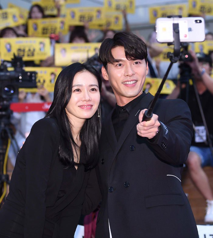 Nhìn Son Ye Jin và Hyun Bin tình tứ, có thái độ đáng ngờ như thế này bảo sao ai cũng thi nhau đẩy thuyền - Ảnh 12. Nhìn Son Ye Jin và Hyun Bin tình tứ, có thái độ đáng ngờ như thế này bảo sao ai cũng thi nhau đẩy thuyền - Ảnh 12.