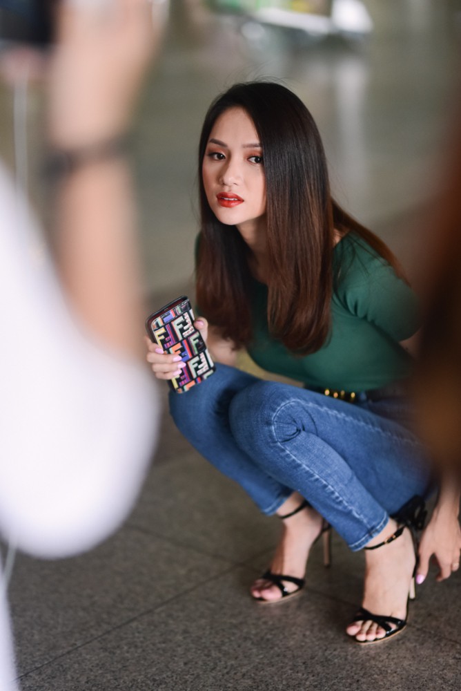 Thiên thần chuyển giới Yoshi xinh đẹp ngọt ngào trong ngày hội ngộ Hương Giang tại Việt Nam - Ảnh 3. Thiên thần chuyển giới Yoshi xinh đẹp ngọt ngào trong ngày hội ngộ Hương Giang tại Việt Nam - Ảnh 3.