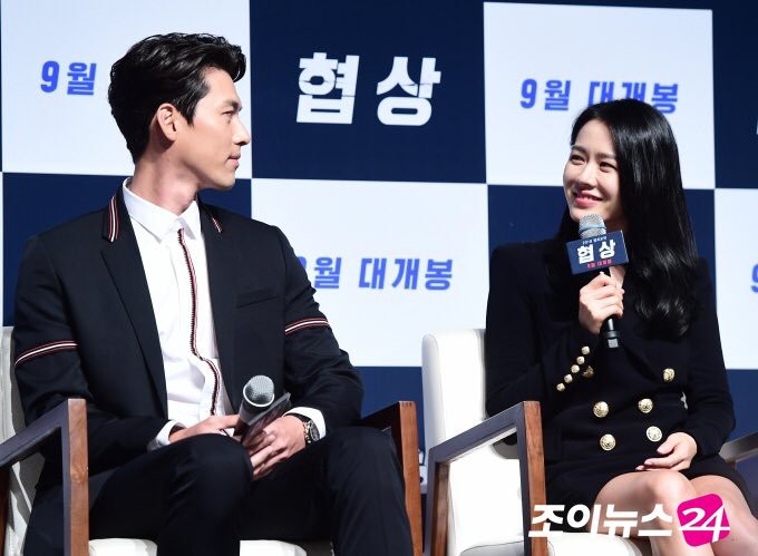 Nhìn Son Ye Jin và Hyun Bin tình tứ, có thái độ đáng ngờ như thế này bảo sao ai cũng thi nhau đẩy thuyền - Ảnh 10. Nhìn Son Ye Jin và Hyun Bin tình tứ, có thái độ đáng ngờ như thế này bảo sao ai cũng thi nhau đẩy thuyền - Ảnh 10.