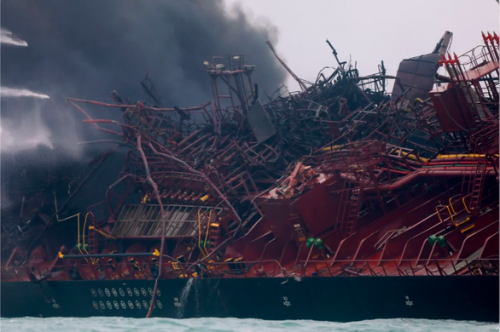 Vụ cháy tàu chở dầu Việt Nam: Hong Kong điều thợ lặn tinh nhuệ tới tìm kiếm thuyền viên mất tích - Ảnh 1.