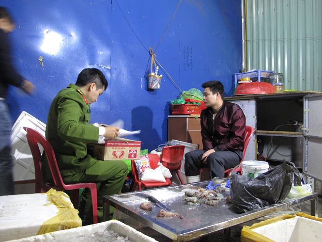 Tôm chết được bơm tạp chất tuồn lên bàn nhậu - Ảnh 2. Tôm chết được bơm tạp chất tuồn lên bàn nhậu - Ảnh 2.