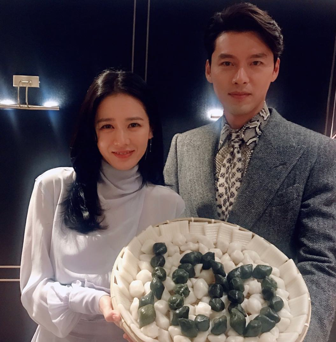 Nhìn Son Ye Jin và Hyun Bin tình tứ, có thái độ đáng ngờ như thế này bảo sao ai cũng thi nhau đẩy thuyền - Ảnh 13. Nhìn Son Ye Jin và Hyun Bin tình tứ, có thái độ đáng ngờ như thế này bảo sao ai cũng thi nhau đẩy thuyền - Ảnh 13.