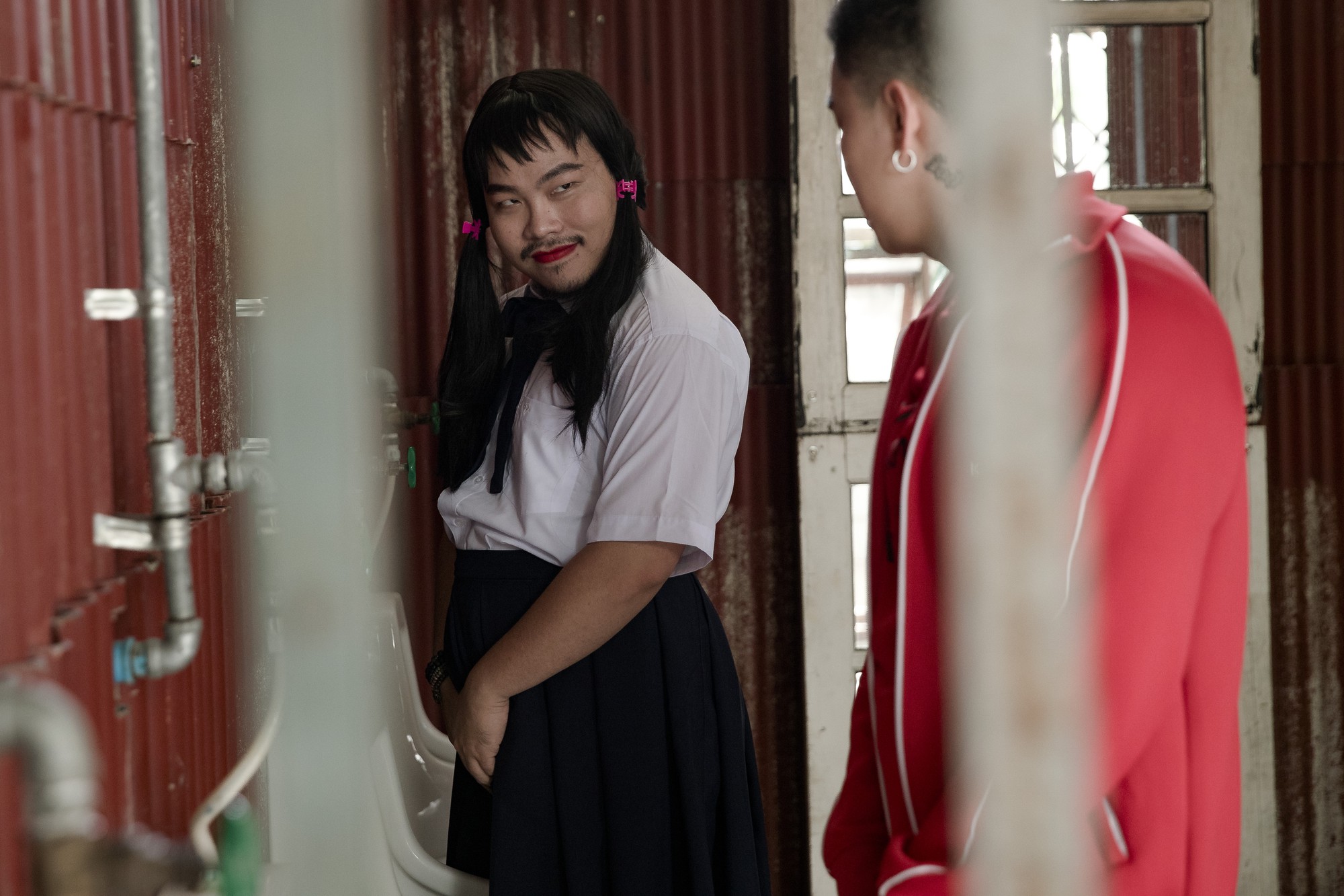 Tỏ tình bằng dép tổ ong, Chi Dân nhận cái kết đắng với cô gái... có râu - Ảnh 5. Tỏ tình bằng dép tổ ong, Chi Dân nhận cái kết đắng với cô gái... có râu - Ảnh 5.