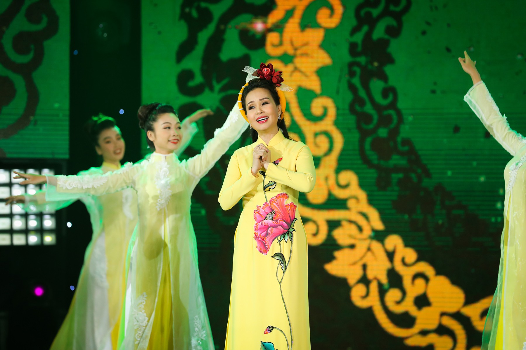 Hồ Ngọc Hà lần đầu trình diễn ca khúc mới, cùng dàn sao Việt đình đám hội ngộ trong chương trình nhạc Xuân 2019 - Ảnh 7. Hồ Ngọc Hà lần đầu trình diễn ca khúc mới, cùng dàn sao Việt đình đám hội ngộ trong chương trình nhạc Xuân 2019 - Ảnh 7.