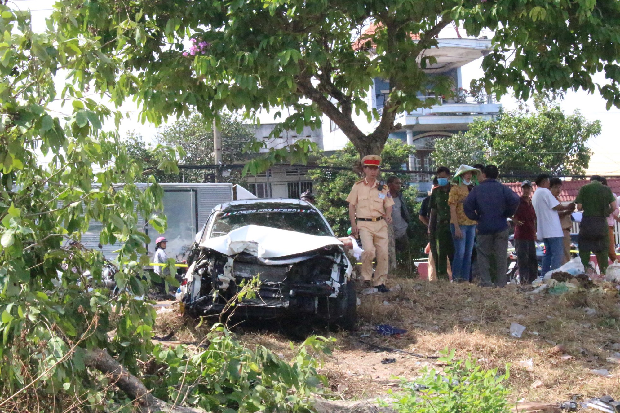 Bình Dương: Nghi vấn hai ô tô đua tốc độ gây tai nạn liên hoàn, người đàn ông bán dưa bên đường bị tông tử vong - Ảnh 1. Bình Dương: Nghi vấn hai ô tô đua tốc độ gây tai nạn liên hoàn, người đàn ông bán dưa bên đường bị tông tử vong - Ảnh 1.