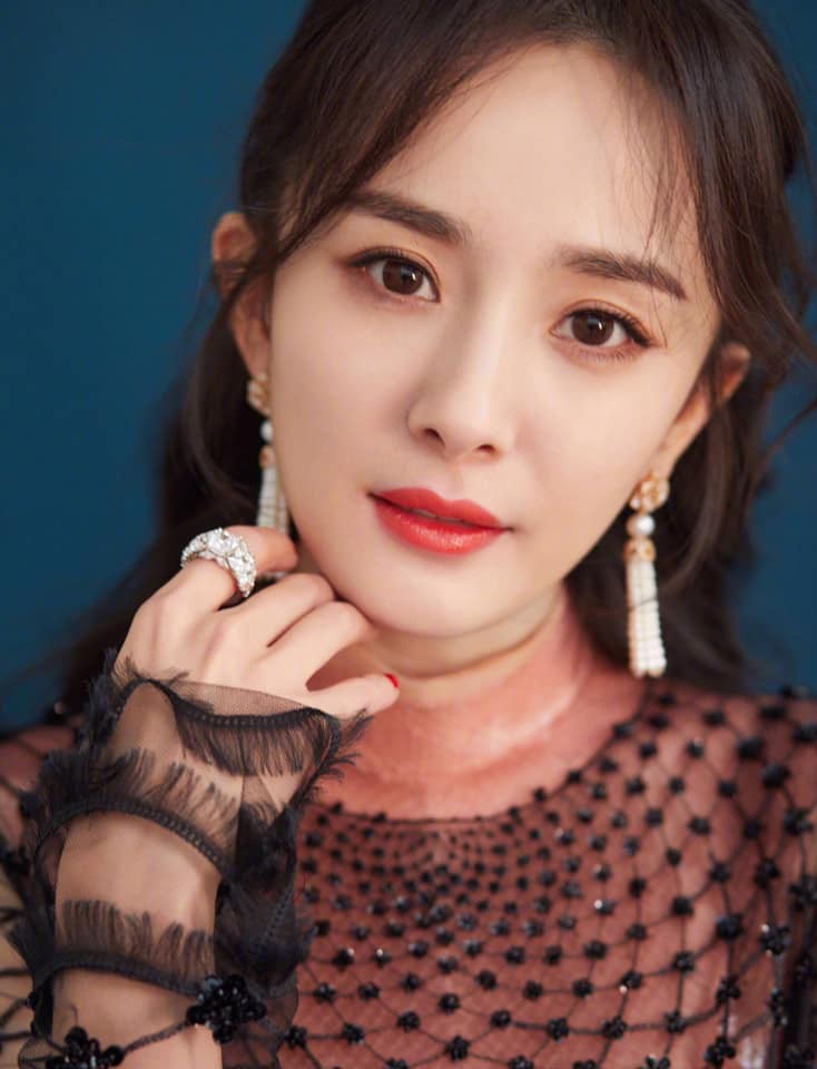 Không đi thảm đỏ, Dương Mịch vẫn hot xình xịch nhờ chiếc đầm xuyên thấu gợi cảm khiến fan xịt máu mũi - Ảnh 2. Không đi thảm đỏ, Dương Mịch vẫn hot xình xịch nhờ chiếc đầm xuyên thấu gợi cảm khiến fan xịt máu mũi - Ảnh 2.