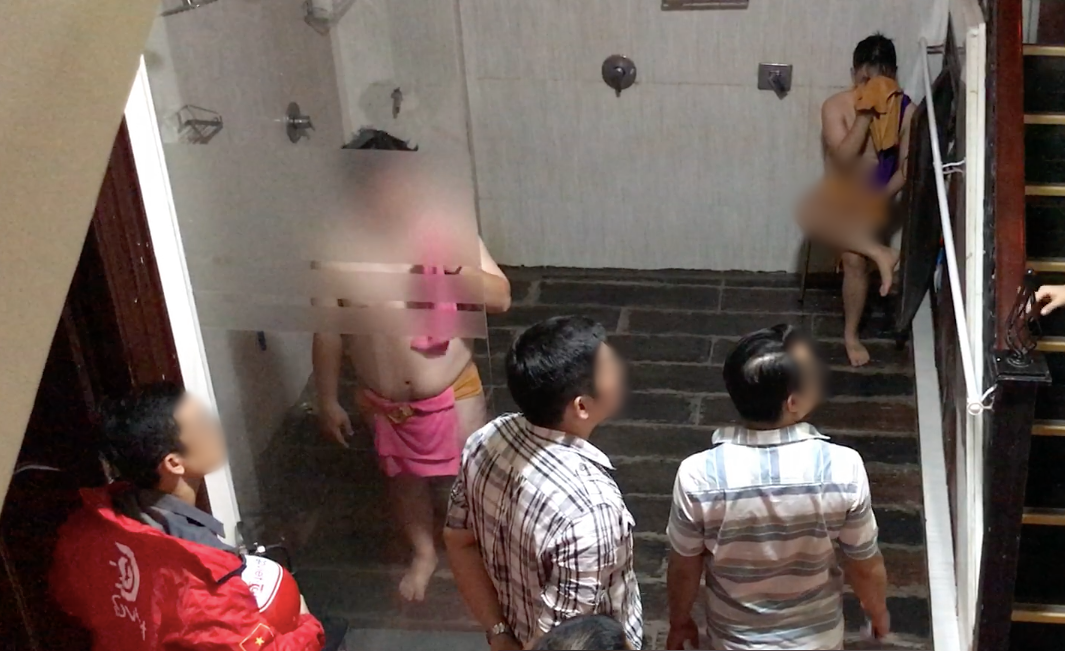 Cận cảnh dây xích, lồng sắt... trong spa bị bắt quả tang bán dâm đồng tính nam giá 2 triệu đồng ở Sài Gòn - Ảnh 2. Cận cảnh dây xích, lồng sắt... trong spa bị bắt quả tang bán dâm đồng tính nam giá 2 triệu đồng ở Sài Gòn - Ảnh 2.