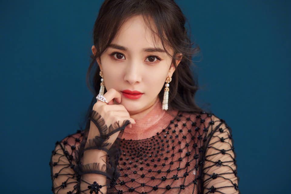 Không đi thảm đỏ, Dương Mịch vẫn hot xình xịch nhờ chiếc đầm xuyên thấu gợi cảm khiến fan xịt máu mũi - Ảnh 1. Không đi thảm đỏ, Dương Mịch vẫn hot xình xịch nhờ chiếc đầm xuyên thấu gợi cảm khiến fan xịt máu mũi - Ảnh 1.