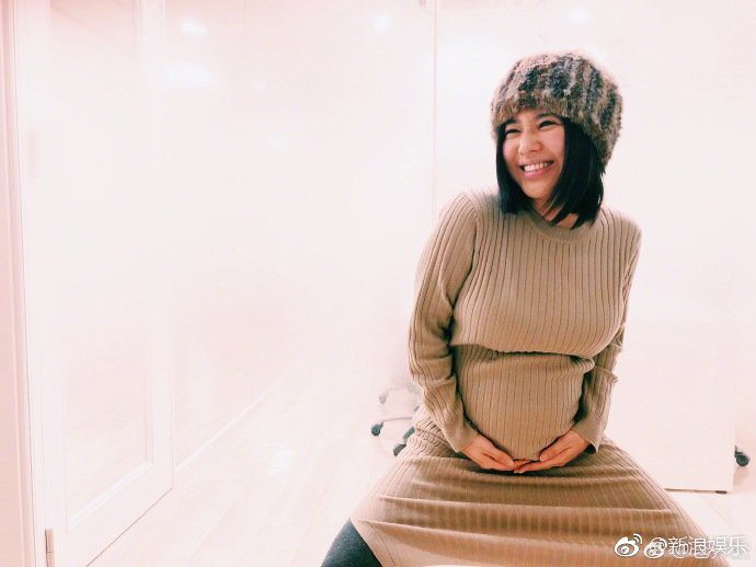 Thánh nữ JAV Aoi Sora khoe tin vui đang mang thai cặp song sinh đầu lòng - Ảnh 2. Thánh nữ JAV Aoi Sora khoe tin vui đang mang thai cặp song sinh đầu lòng - Ảnh 2.