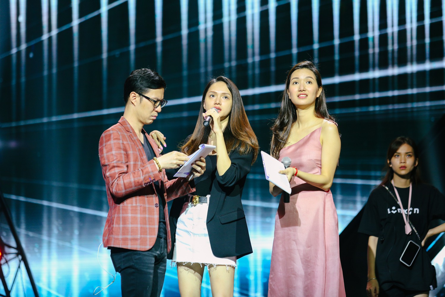 2 nhan sắc chuyển giới Hương Giang - Yoshi đọ mặt mộc trong buổi tổng duyệt Chung kết The Tiffany Vietnam - Ảnh 1. 2 nhan sắc chuyển giới Hương Giang - Yoshi đọ mặt mộc trong buổi tổng duyệt Chung kết The Tiffany Vietnam - Ảnh 1.